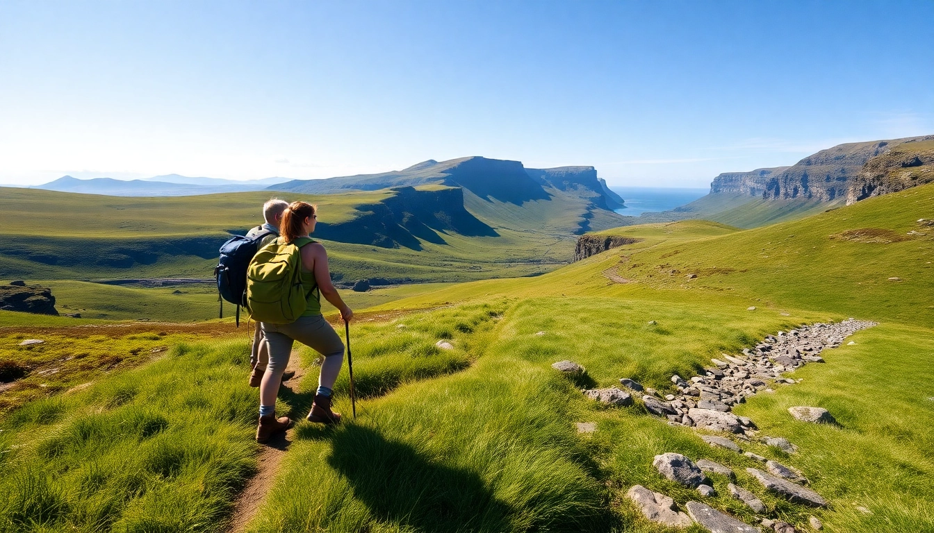 Wandern Irland Urlaub auf malerischem Wanderweg mit der Aussicht auf grüne Hügel.