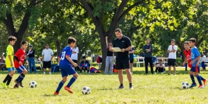 Fußballbedarf kaufen: Jugendspieler trainieren mit hochwertigen Mantom-Bällen auf dem Fußballplatz.